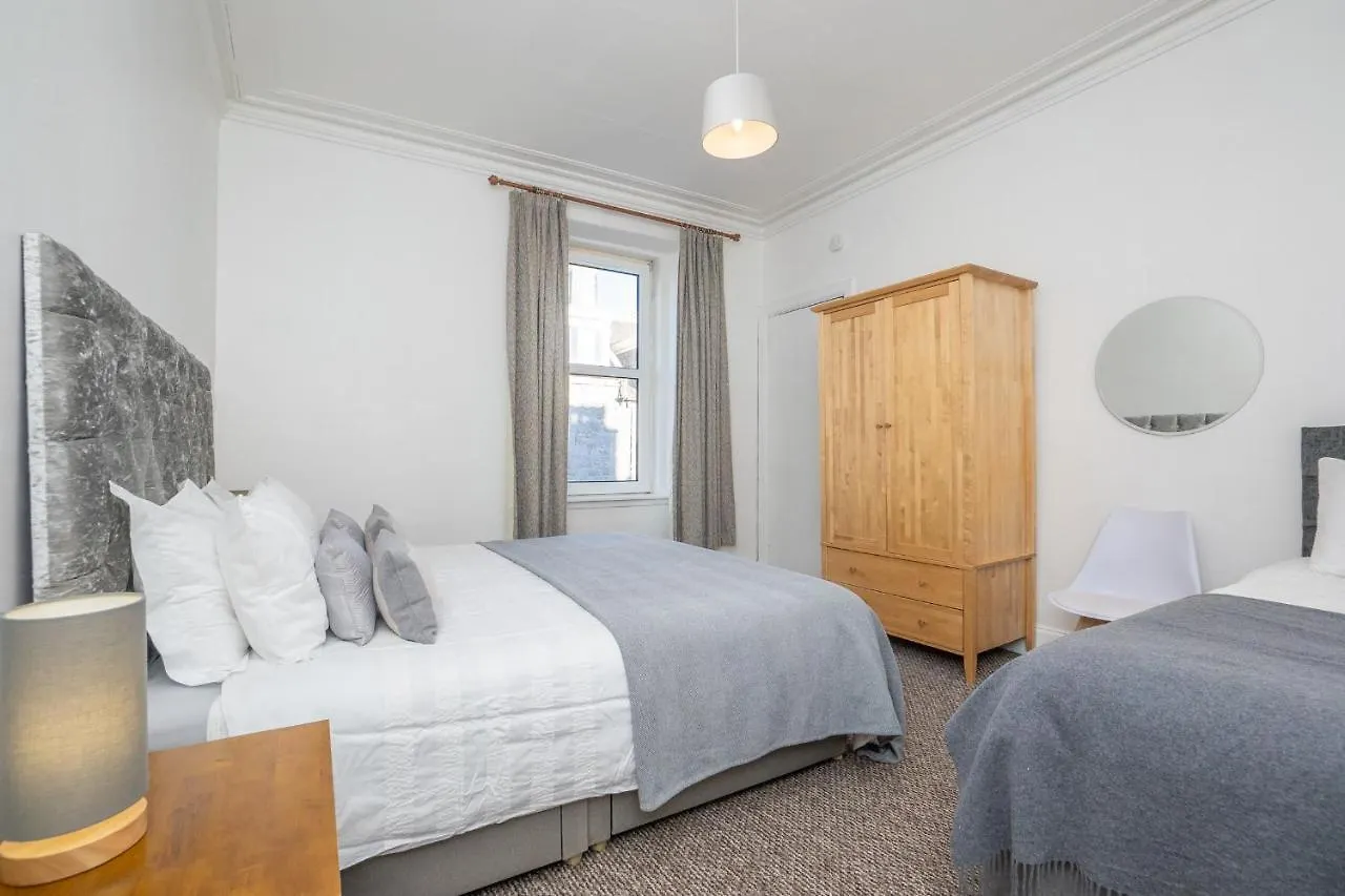 Free Parking - Dwellcome Home Ltd 3 Double Bedroom Apartment, Fast Wifi, Ideal For Long Term Contractor, Etc Stays, Regular Housekeeping Option - See Our Site For Assurance Aberdeen